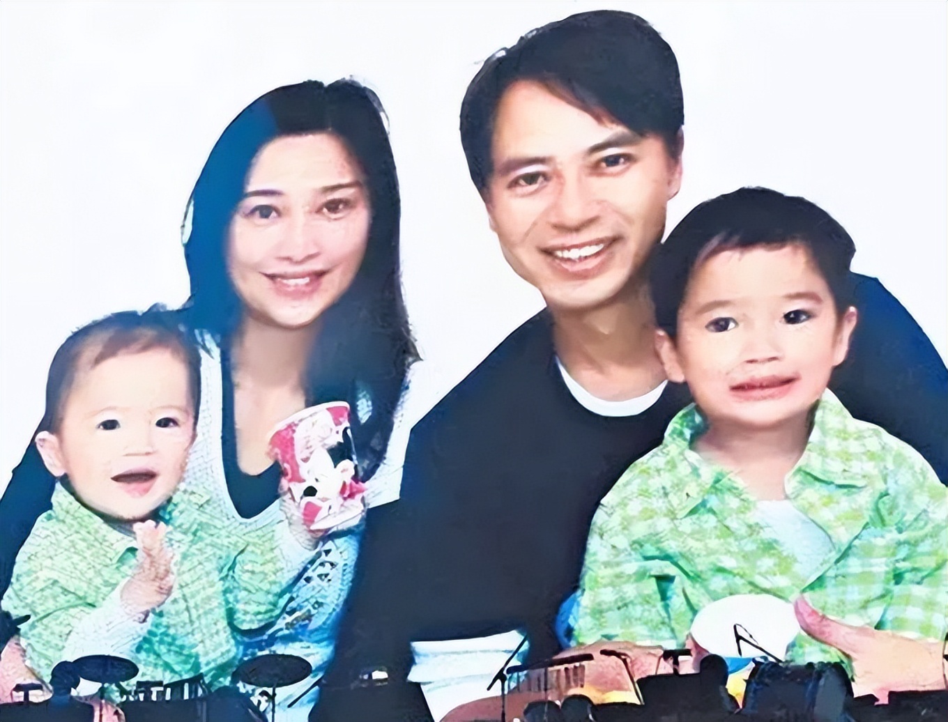 李克勤_李克勤最好听的十首歌_李克勤夫妇和胡枫汪明荃相聚