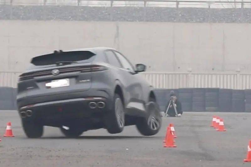小米新款车_小米汽车的操控性能如何提升驾驶体验？_小米汽车你敢开吗