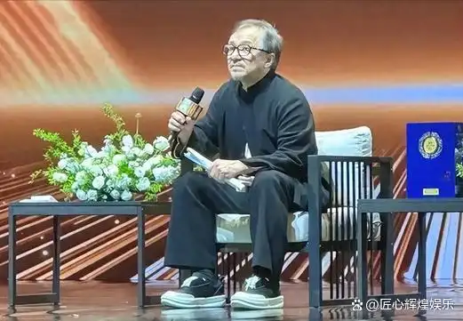 成龙七旬照片曝光，老年特征明显，观众怀念其经典形象与传奇人生