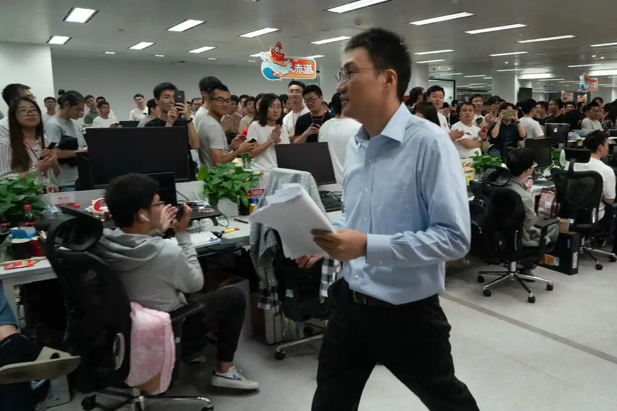黄峥如何推动电商行业的发展_电商行业蓬勃发展_电商行业新动向